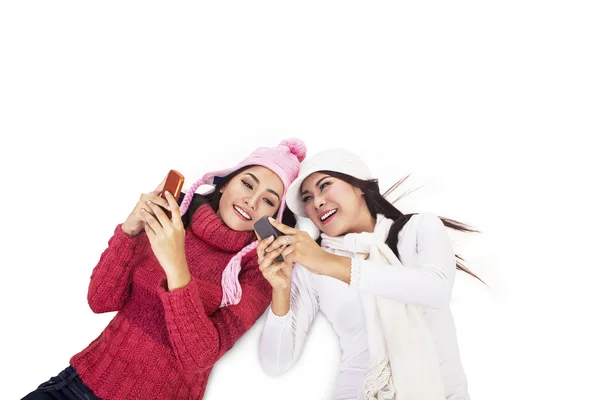 Νεαρές γυναίκες, παίζοντας το κινητό τηλέφωνο — Φωτογραφία Αρχείου