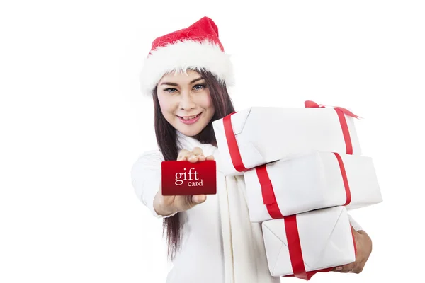 Femme asiatique montrant carte cadeau et boîtes de Noël — Photo