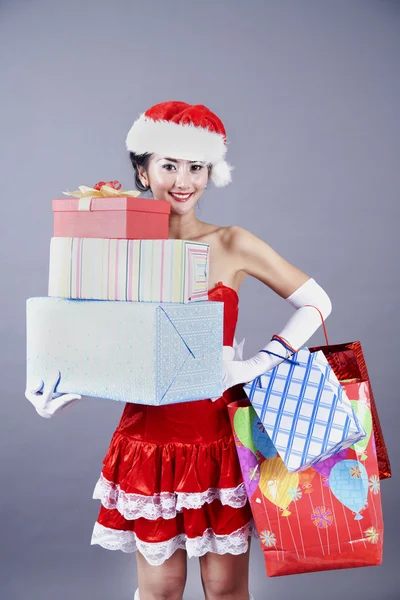 Belle femme asiatique avec cadeaux de Noël — Photo