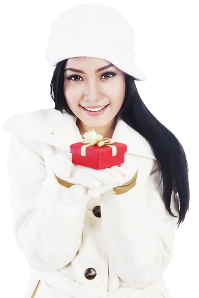 Vacker kvinna ger en julklapp 1 — Stockfoto