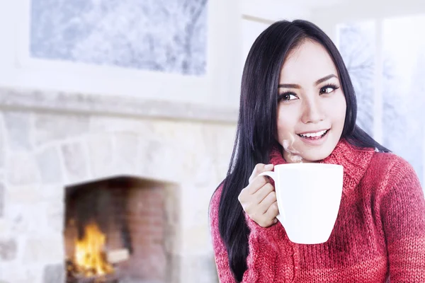 Attraente giovane donna godere di caffè a casa — Foto Stock