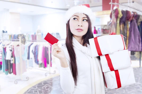 Aantrekkelijke jonge vrouw met gift card op mall — Stockfoto