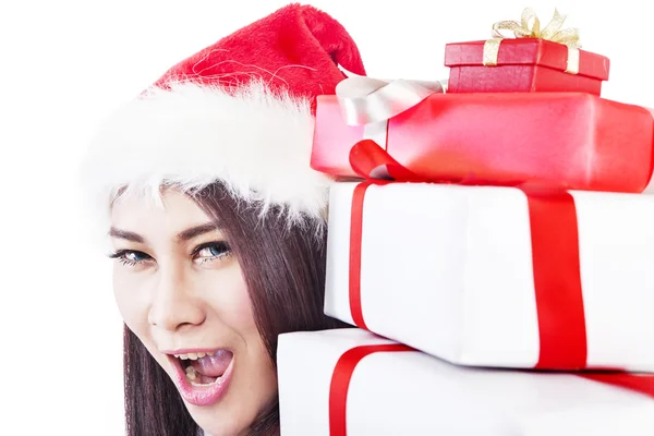 Ausdruck der glücklichen Frau mit Weihnachtsgeschenk — Stockfoto