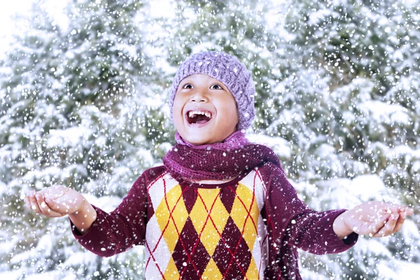 Menino feliz jogar com neve na montanha — Fotografia de Stock