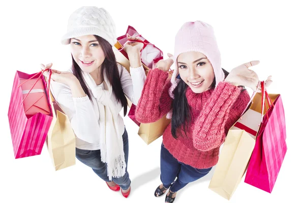 Happy holiday shopping in winter with friends-isolated — Stockfoto