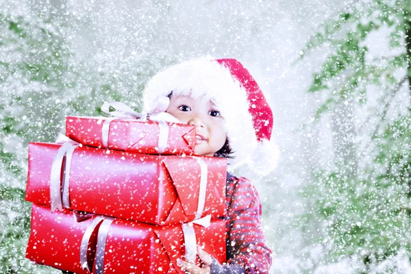 Ihre Weihnachtsgeschenke auf Schnee Hintergrund — Stockfoto