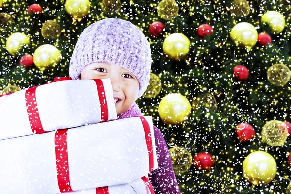 Pojke med julklappar under träd — Stockfoto