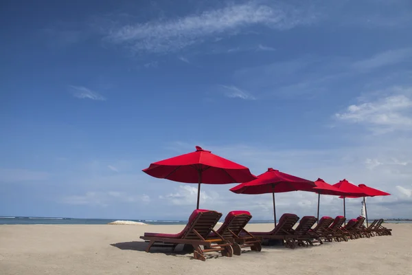 Paraplu strandstoelen in Paradijseiland — Stockfoto