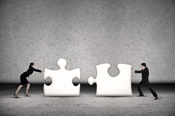 Trabalho em equipe de negócios colocar quebra-cabeça juntos — Fotografia de Stock