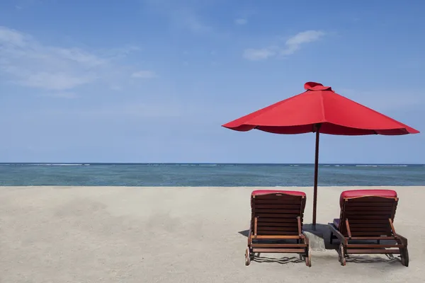 Rode parasol en twee stoelen — Stockfoto