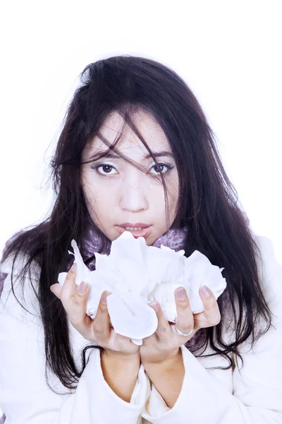Asiatico ragazza holding tessuto isolato in bianco Foto Stock