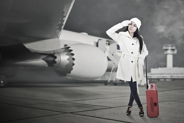 Beautiful woman travel in winter with luggage — Stock Photo, Image