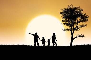 gün batımı ve ağaç arka plan üzerinde aile silüeti