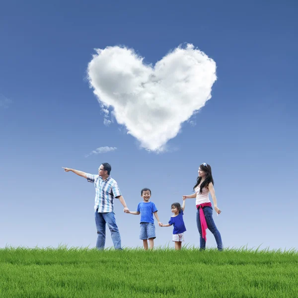 Schöne Wolkenliebe und Familie am blauen Himmel — Stockfoto