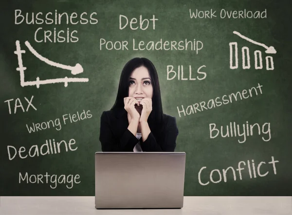 Business woman with laptop fears debt crisis — Stock Photo, Image