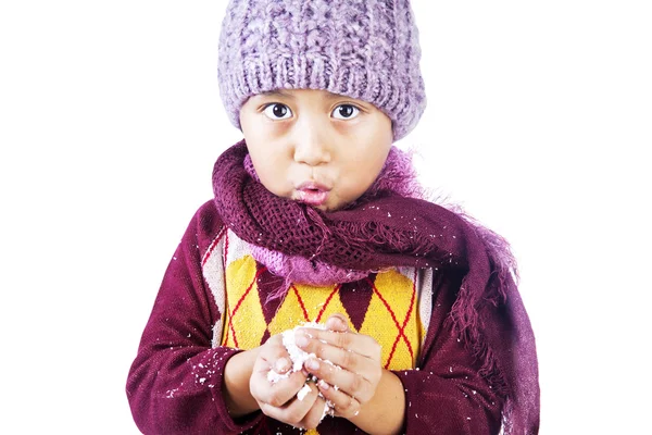 Menino está congelando no inverno frio — Fotografia de Stock