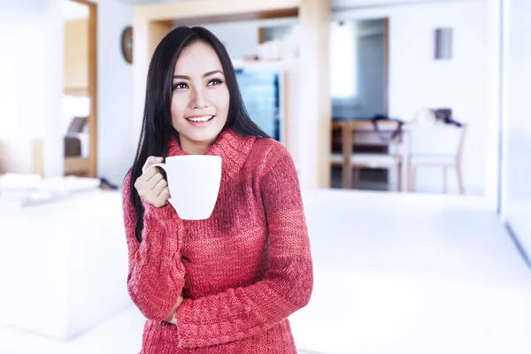 Lachende winter vrouw met warme koffie — Stockfoto