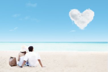 mooi paar geataway op strand en liefde wolk