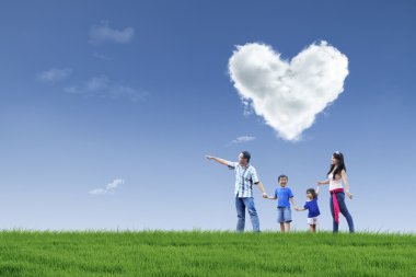mutlu aile ve park sevgi bulutu