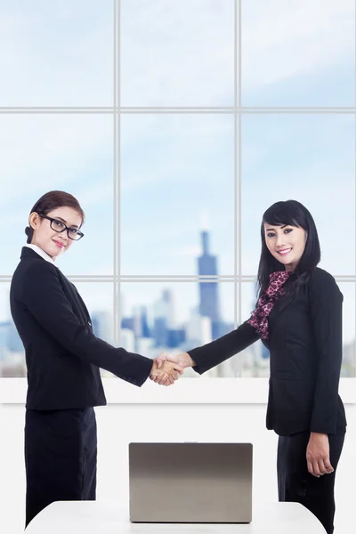 ビジネス女性の提携オフィスでラップトップ — ストック写真