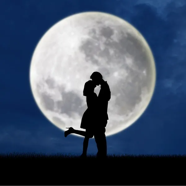 Verliebtes Paar auf blauer Vollmond-Silhouette — Stockfoto