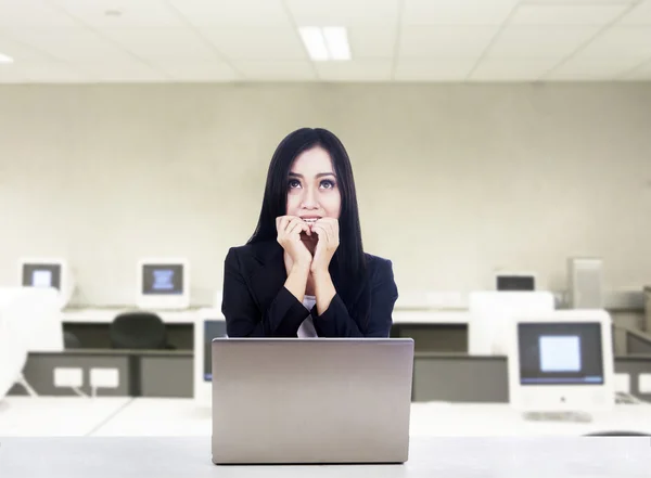 Mujer de negocios con miedo portátil en la oficina —  Fotos de Stock