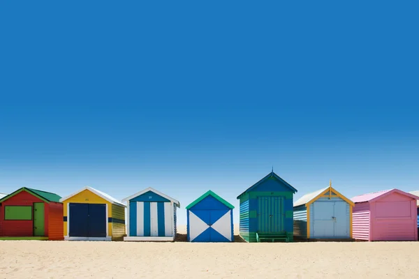 Mooie zwemmen huizen op wit zand strand — Stockfoto