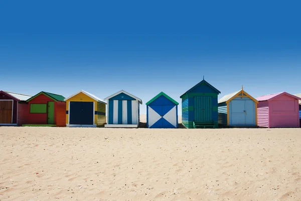 Casas brilhantes e coloridas na praia de areia branca — Fotografia de Stock