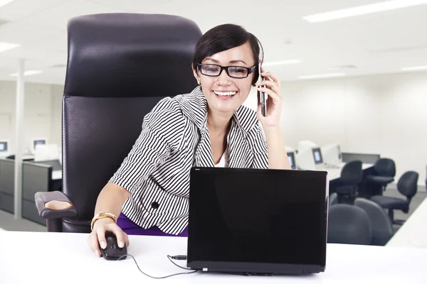Business executive on phone with laptop — Stock Photo, Image