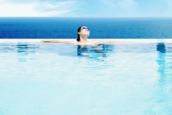 Piękna kobieta relaks w basenie — Zdjęcie stockowe