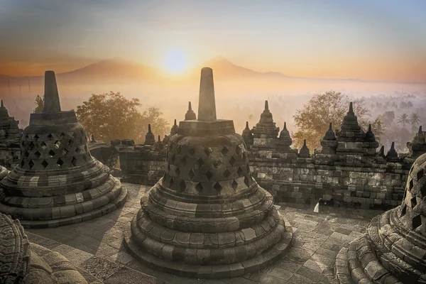 Borobudur Tapınağı gündoğumu Endonezya