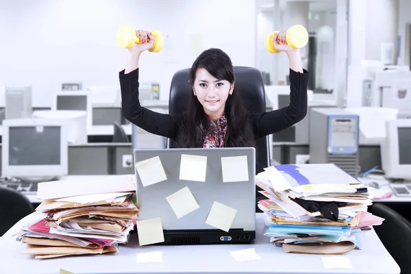 Esercizio delle donne d'affari in ufficio — Foto Stock
