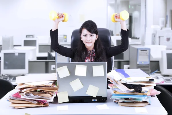 Zakenvrouw oefening in office — Stockfoto