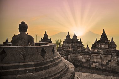 Borobudur Tapınağı ve Buda heykeli