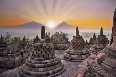 Borobudur Tapınağı ve dağ sunrise adlı