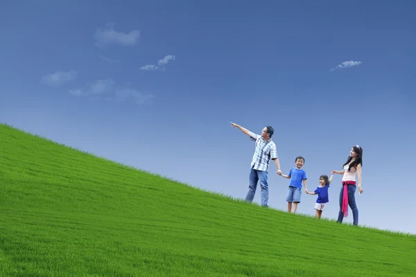 Happy family trip on hill — Zdjęcie stockowe