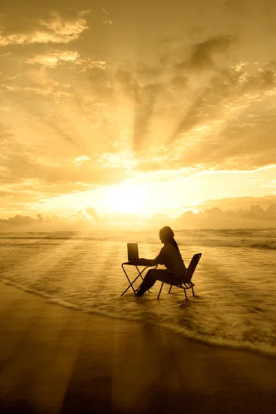 Işık kadınla çalışmanın sonuçları beach Amazing ışınları — Stok fotoğraf