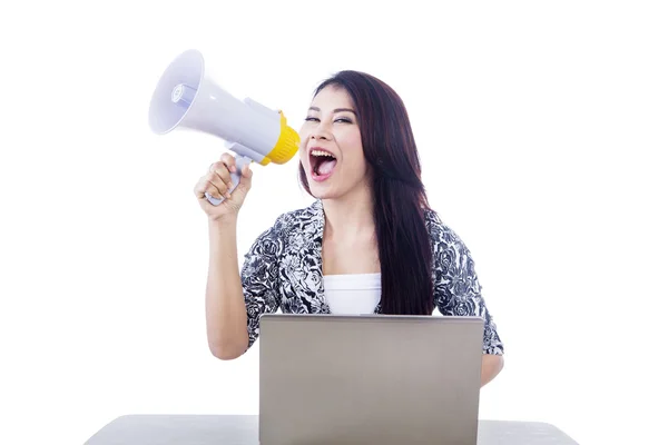 Mulher bonita com alto-falante e laptop — Fotografia de Stock