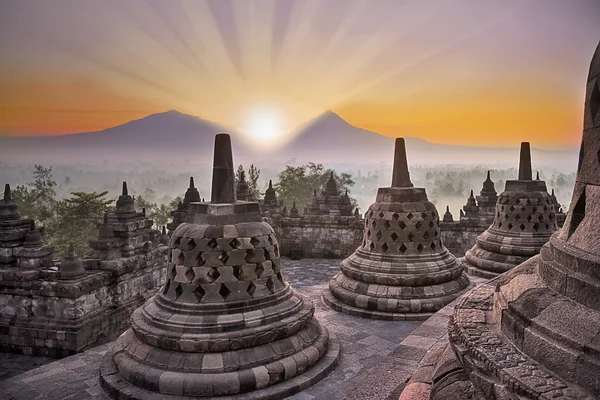 Templo e montanha de Borobudur ao nascer do sol — Fotografia de Stock