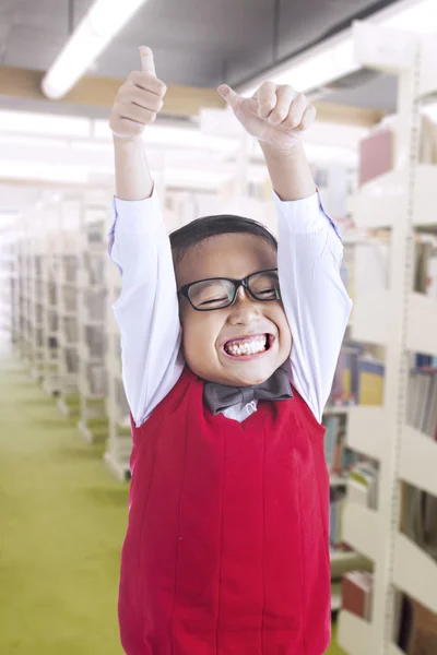 Ragazzo applausi felicemente in biblioteca — Foto Stock