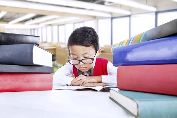 Niño nerd rodeado de libros — Foto de Stock