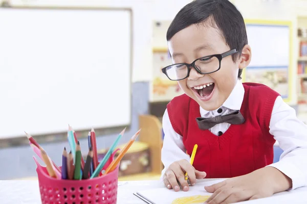 Fröhliche Vorschüler zeichnen mit Buntstiften — Stockfoto