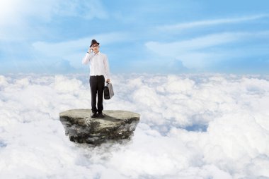 işadamı bulutların üstünde telefon