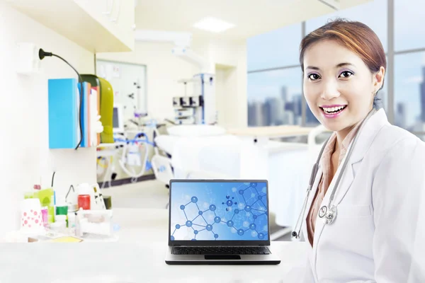 Belo cientista e laptop no hospital — Fotografia de Stock