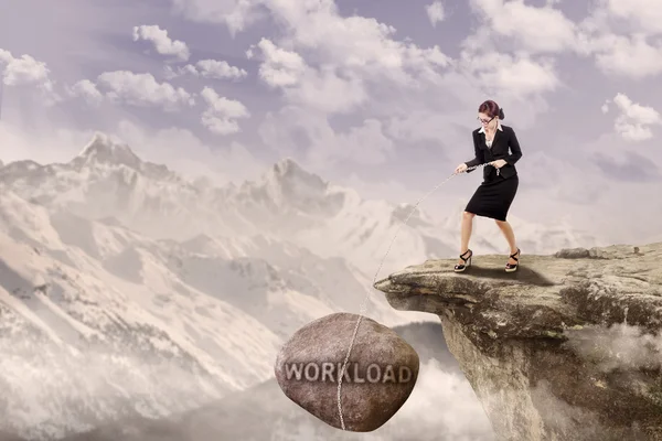 Деловая женщина тянет Кредитный камень под открытым небом — стоковое фото