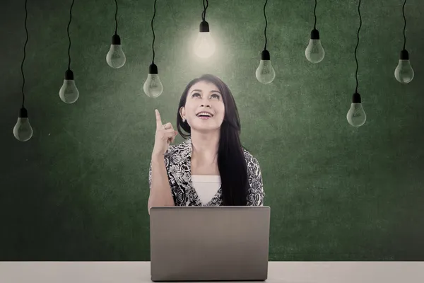 Bombilla de luz brillante y mujer — Foto de Stock