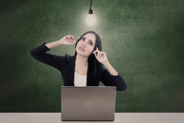 Mujer de negocios piensa brillante idea — Foto de Stock