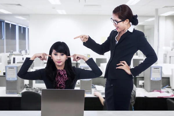 Mujer de negocios acosadora en la oficina — Foto de Stock