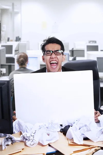 Empresario gritar y papel en blanco — Foto de Stock