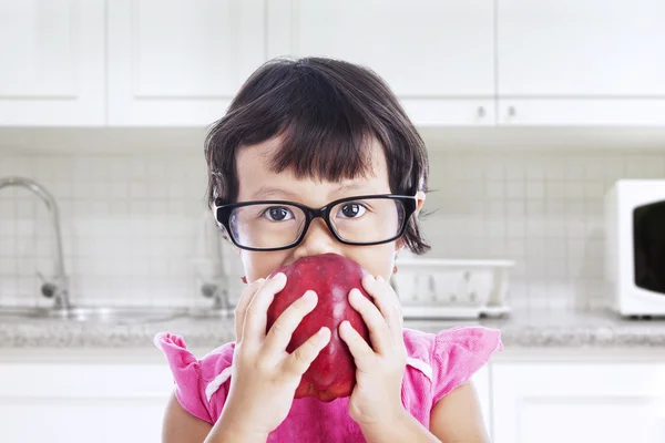 Nerd toddler in the kitchen — Stock Photo, Image